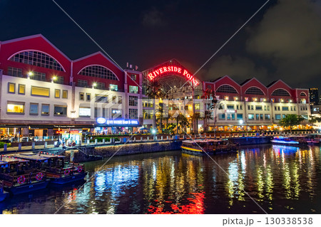 シンガポール クラーク・キーの華やかにライトアップされた街並み 130338538