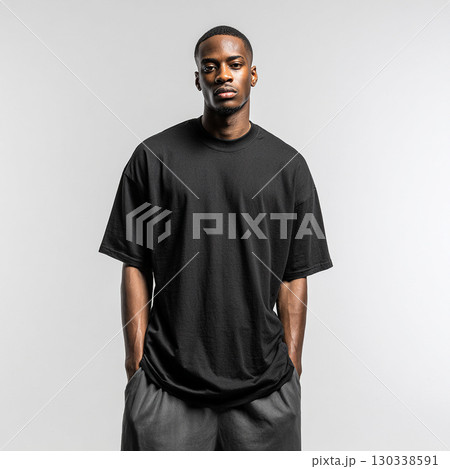 黒い無地のTシャツを着た男性モデルのモックアップ用写真 黒い無地のTシャツを着た男性モデルのモックアップ用写真 130338591