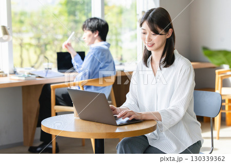 ビジネスウーマン ビジネスウーマン 130339362