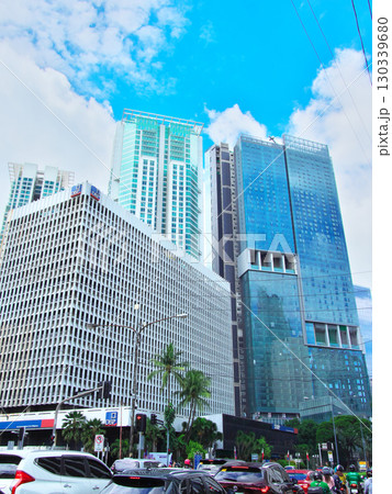 躍動するフィリピン - マニラ・マカティの中心街 　都市景観（2025年6月） 130339680