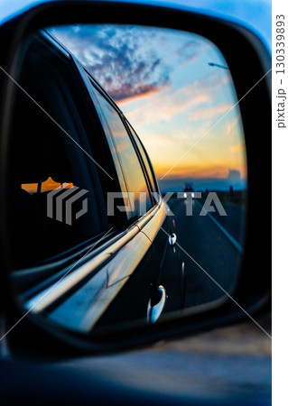 アメリカ　広大な荒野と車のサイドミラーに写る夕焼け　グランドキャニオングランドサークル 130339893