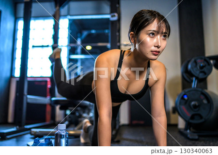 バックキックでお尻を鍛えるかっこいい女性 筋トレ女子 ヒップアップ スポーツジム バックキックでお尻を鍛えるかっこいい女性 筋トレ女子 ヒップアップ スポーツジム 130340063