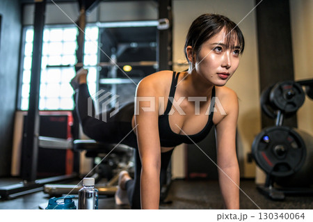 バックキックでお尻を鍛えるかっこいい女性 筋トレ女子 ヒップアップ スポーツジム バックキックでお尻を鍛えるかっこいい女性 筋トレ女子 ヒップアップ スポーツジム 130340064