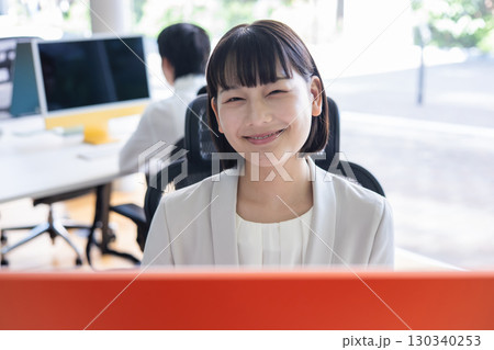 若いビジネスウーマン 若いビジネスウーマン 130340253
