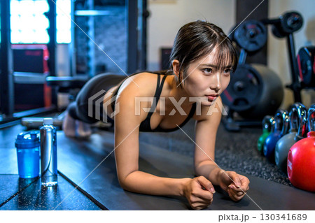 プランクで腹筋を鍛えるかっこいい女性　筋トレ女子　スポーツジム　日本人 130341689