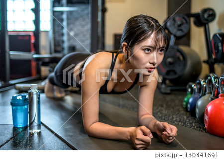 プランクで腹筋を鍛えるかっこいい女性 筋トレ女子 スポーツジム 日本人 プランクで腹筋を鍛えるかっこいい女性 筋トレ女子 スポーツジム 日本人 130341691