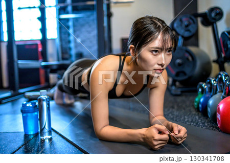 プランクで腹筋を鍛えるかっこいい女性 筋トレ女子 スポーツジム 日本人 プランクで腹筋を鍛えるかっこいい女性 筋トレ女子 スポーツジム 日本人 130341708