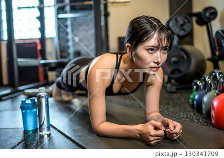 プランクで腹筋を鍛えるかっこいい女性　筋トレ女子　スポーツジム　日本人 130341709