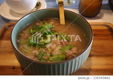 朝の雑炊の器のアップの風景 130343662