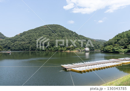 夏の円良田湖の静かな湖面に並ぶ釣り船 130343785