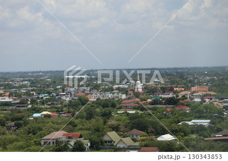 雲の多い空と緑の木々の森と家と寺院のあるタイコラートの街並みの風景 雲の多い空と緑の木々の森と家と寺院のあるタイコラートの街並みの風景 130343853