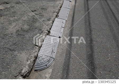 道路と駐車場の境界に設置された段差スロープの写真 道路と駐車場の境界に設置された段差スロープの写真 130345125