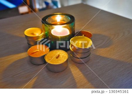 キャンドルの灯り | 癒やしとリラックスの時間を キャンドルの灯り | 癒やしとリラックスの時間を 130345161