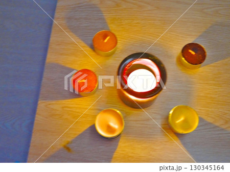 キャンドルの灯り | 癒やしとリラックスの時間を  130345164