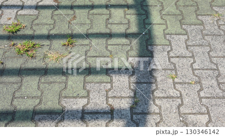 影のかかった石畳み 130346142