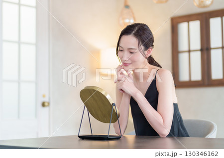 女性 ビューティー フェイシャル スキンケア 女性 ビューティー フェイシャル スキンケア 130346162