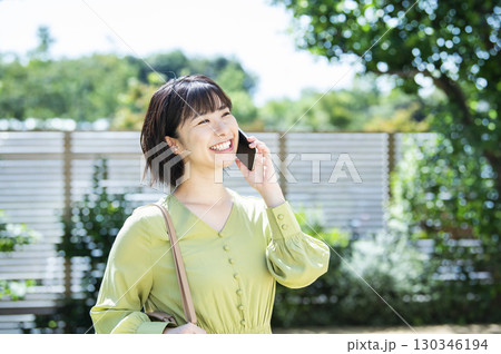 スマホで電話する若い女性 130346194