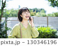 スマホで電話する若い女性 130346196