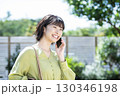 スマホで電話する若い女性 130346198