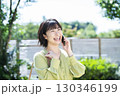 スマホで電話する若い女性 130346199
