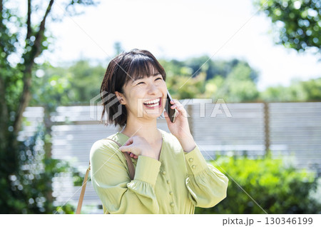 スマホで電話する若い女性 130346199