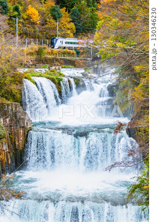 富士急行　田原の滝を通過する富士回遊号 130346230