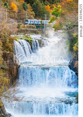 富士急行　田原の滝を通過する電車 130346255