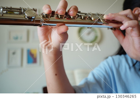 フルートを演奏する子供の手元 吹奏楽やクラシック音楽の楽器演奏風景 130346265