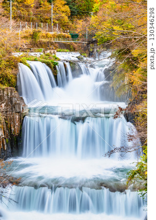 山梨 紅葉の田原の滝 130346298