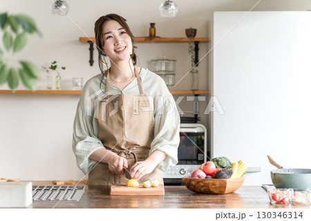 キッチンで料理をする若いアジア人女性(切る・包丁・クッキング・手料理) キッチンで料理をする若いアジア人女性(切る・包丁・クッキング・手料理) 130346314