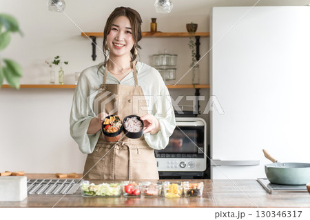 キッチンでお弁当を詰める若いアジア人女性（お母さん・妻・主婦） 130346317