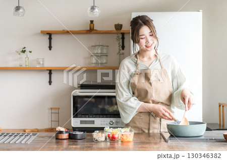 キッチンでお弁当を作る若いアジア人女性(お母さん・妻・主婦) キッチンでお弁当を作る若いアジア人女性(お母さん・妻・主婦) 130346382