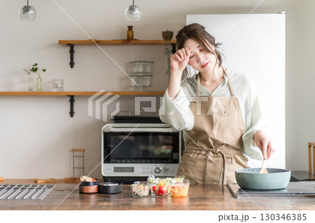 キッチンでお弁当を作る女性(疲労・疲れ・大変・負担・過労・苦労) キッチンでお弁当を作る女性(疲労・疲れ・大変・負担・過労・苦労) 130346385