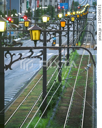 豊橋駅近くの路面電車の軌道と照明 豊橋駅近くの路面電車の軌道と照明 130346631