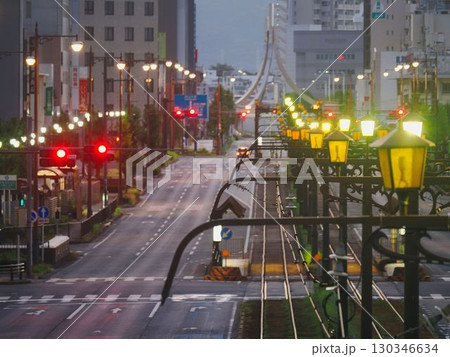 豊橋駅近くの路面電車の軌道と照明 130346634