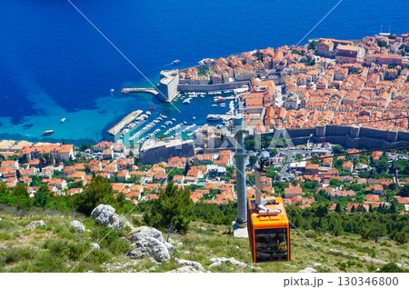 アドリア海の真珠ドブロブニクの美しい景色をはしるケーブルカー 130346800