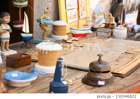 骨董市場で売り場を作って商品を並べている店 骨董市場で売り場を作って商品を並べている店 130346822