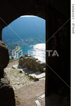 山の上にある遺跡の出口から外を眺めた景色 130346841