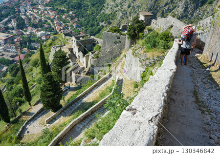ヨーロッパの小さな国モンテネグロで山登りしている人 130346842
