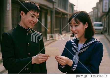 昭和の高校生のカップルのイメージ 130346893