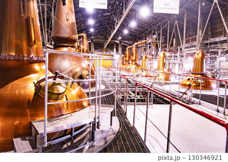 ポットスチル　ウイスキー　蒸留所　蒸溜所　蒸溜　酒　アルコール　製造　工場 130346921