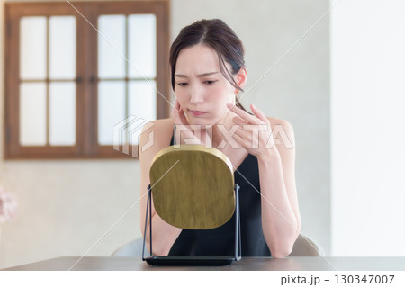 女性　悩み　ビューティー　フェイシャル 130347007