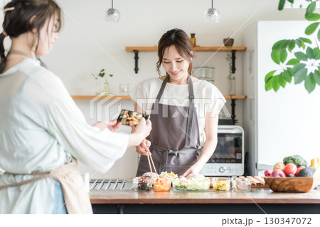 料理教室・クッキングスクールで料理をスマホで撮影する生徒の女性 料理教室・クッキングスクールで料理をスマホで撮影する生徒の女性 130347072