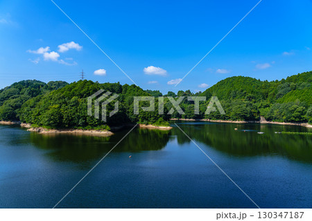 2025年8月少雨で貯水量が減った奈良布目ダム　南側布目湖の風景⑨ 130347187