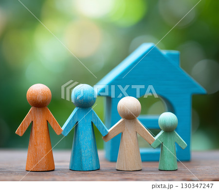 家族と暮らしを象徴する木製フィギュアと住まいのイメージ（住宅 教育 保険） 130347247