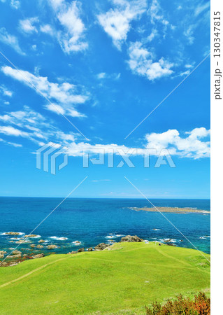 秋田県　男鹿半島　青空の入道崎 130347815