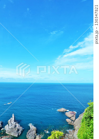 秋田県　青空と青い海の日本海 130347821
