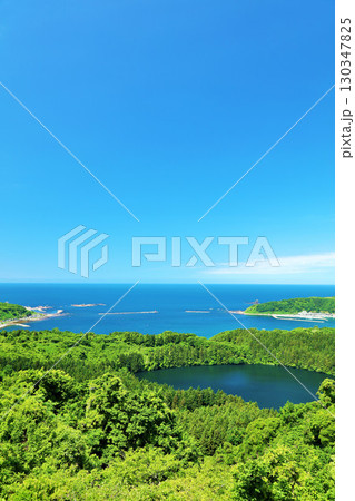 秋田県　青空の男鹿半島　八望台からの展望 130347825