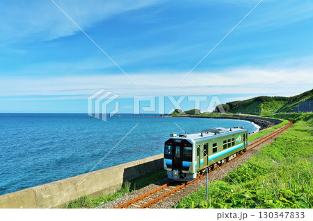 青森県　青空と海の五能線 130347833