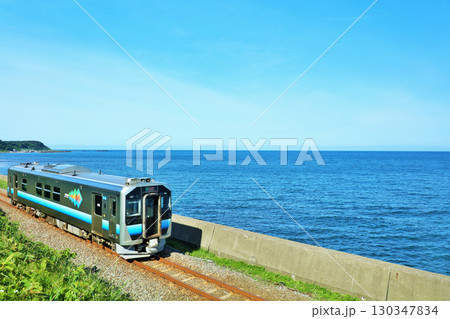 青森県　青空と海の五能線 130347834